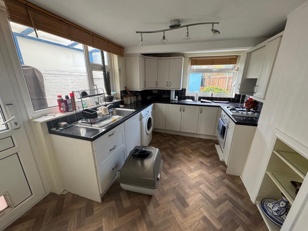 Lot: 17 - ATTRACTIVE BAY FRONTED HOUSE IN POPULAR LOCATION - Kitchen